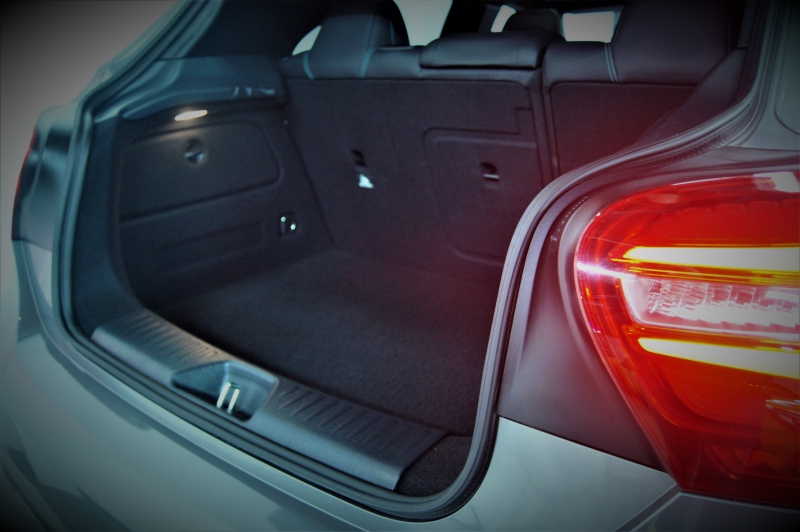 MERCEDES-BENZ A250 SPORT PETRONAS EDITION 218CV * ПАКЕТ AMG * ПАКЕТ НОЧНОЙ * 7G TRONIC *