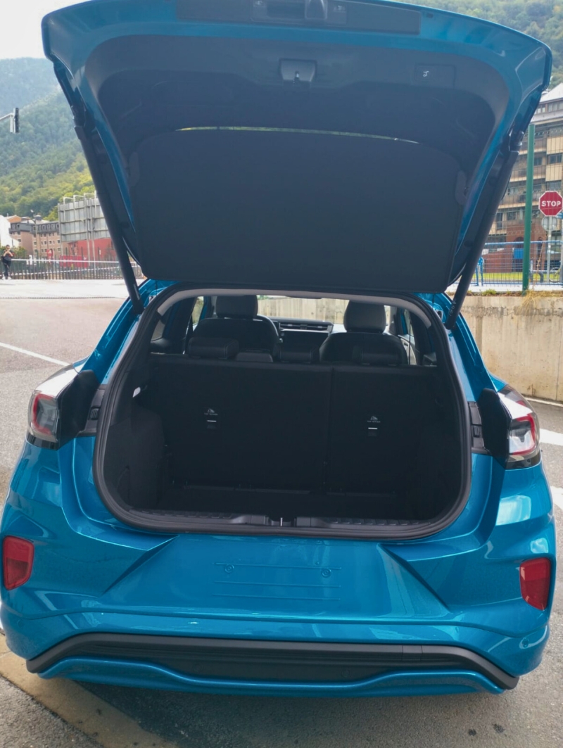 Ford Puma Gen-E Premium 168CV, automatic and an attractive blue color that highlights its personality