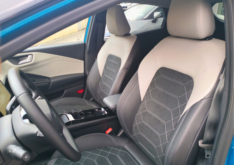 Ford Puma Gen-E Premium 168CV, automatic and an attractive blue color that highlights its personality