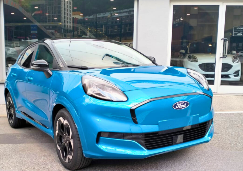Ford Puma Gen-E Premium 168CV, automatic and an attractive blue color that highlights its personality
