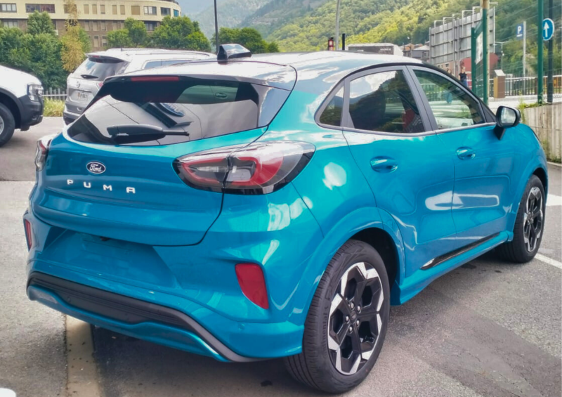 Ford Puma Gen-E Premium 168CV, automatic and an attractive blue color that highlights its personality