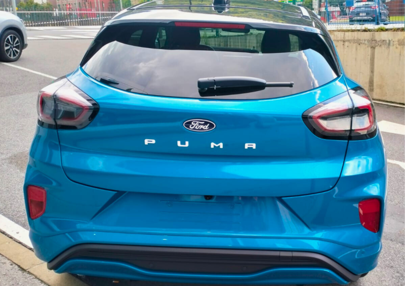 Ford Puma Gen-E Premium 168CV, automatic and an attractive blue color that highlights its personality