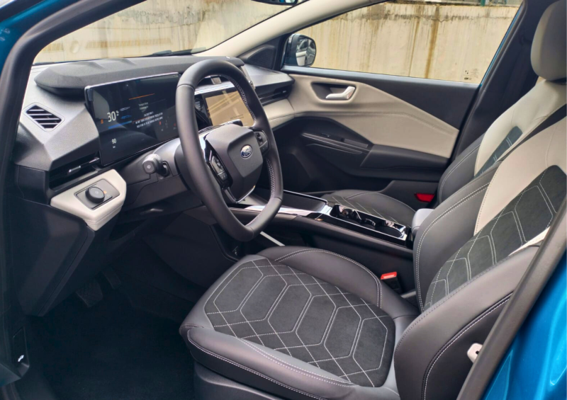 Ford Puma Gen-E Premium 168CV, automatic and an attractive blue color that highlights its personality
