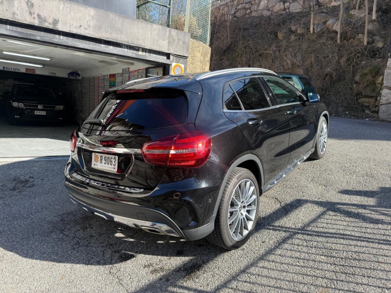 MERCEDES-BENZ GLA 250 4MATIC 7G-TRONIC AMG