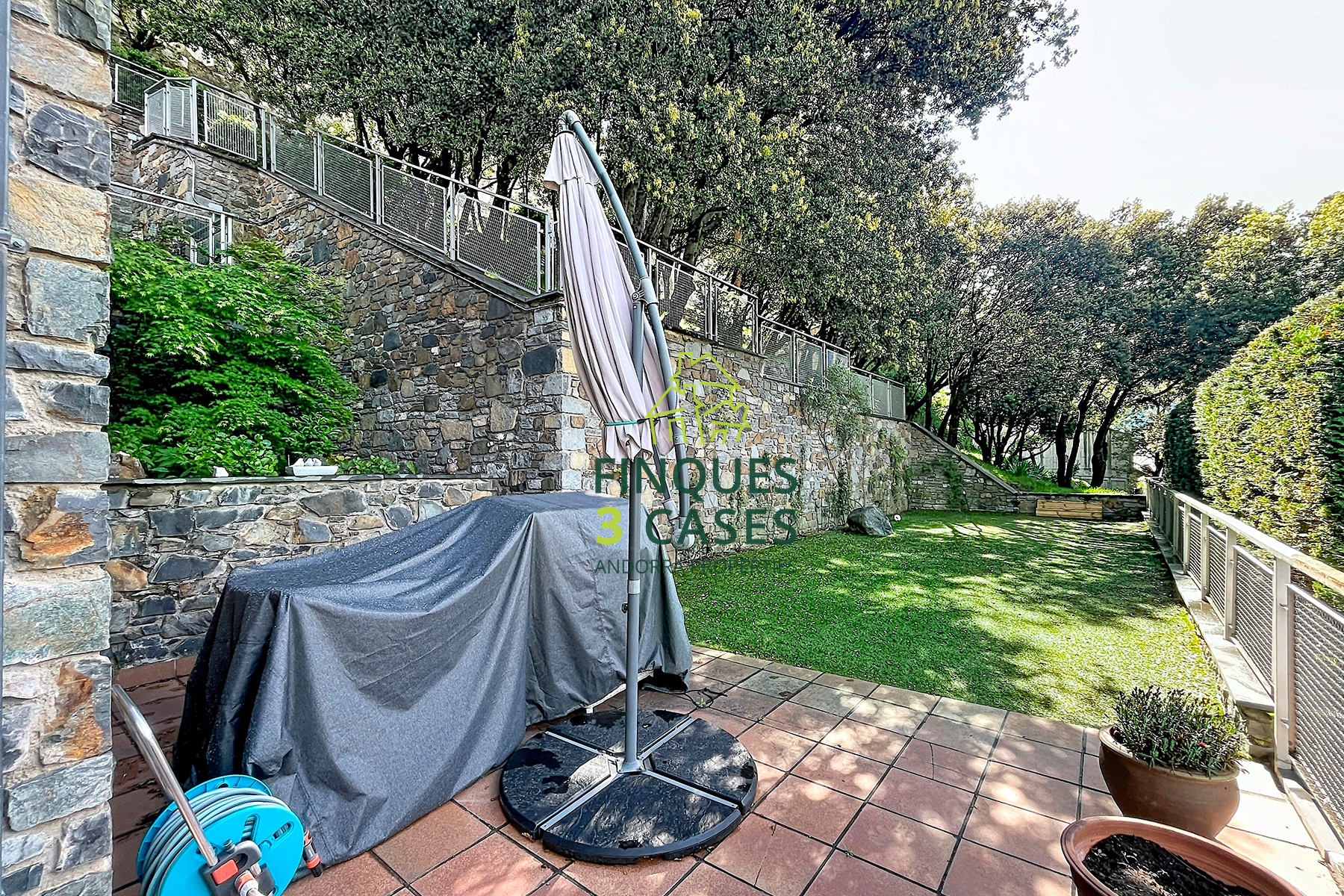 Discover this impressive villa located in a