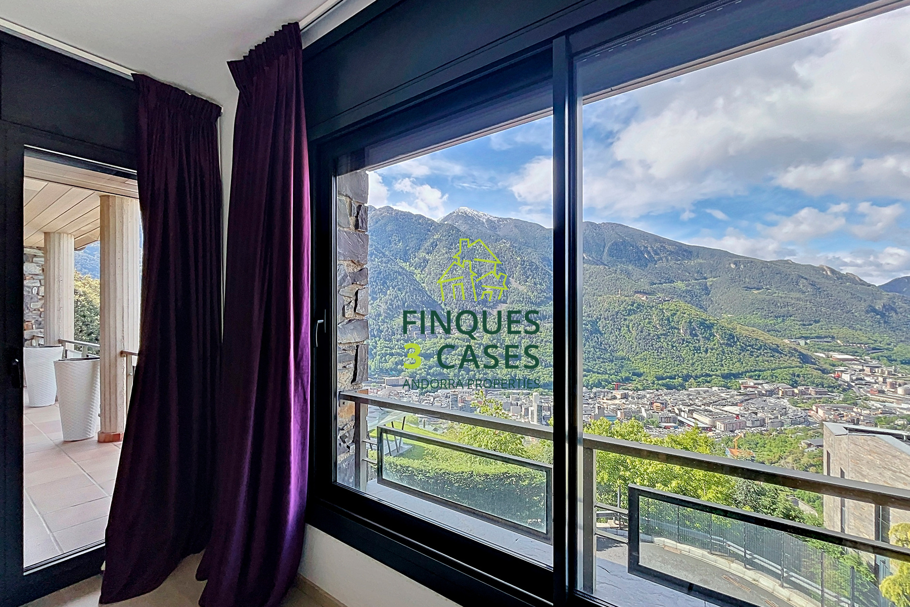 Discover this impressive villa located in a