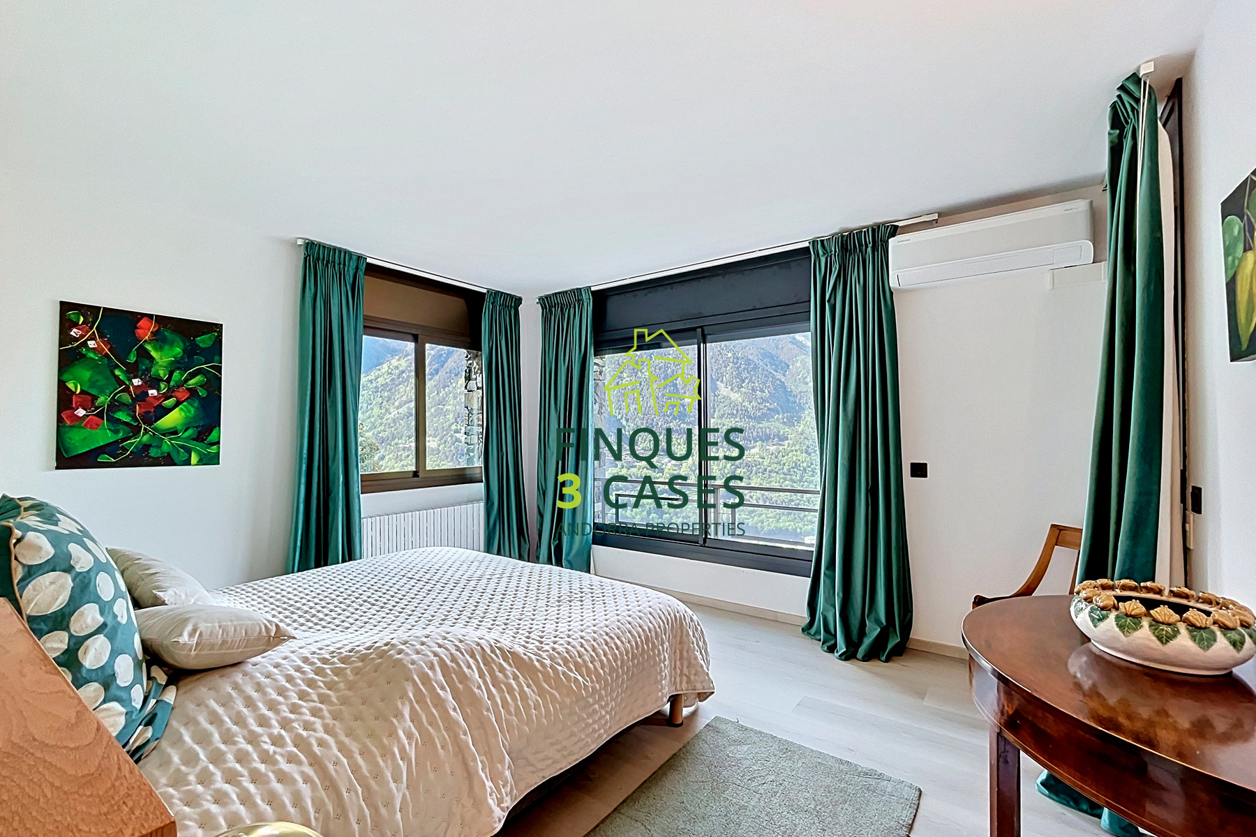 Discover this impressive villa located in a