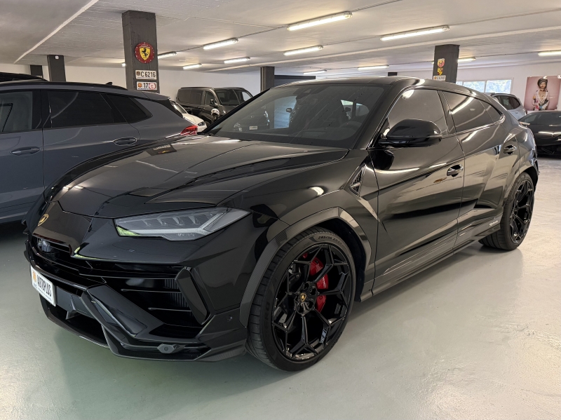 PERFORMING LAMBORGHINI URUS