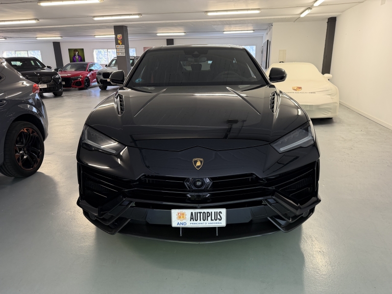PERFORMING LAMBORGHINI URUS