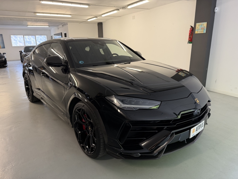 PERFORMING LAMBORGHINI URUS