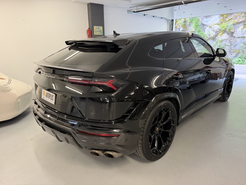 PERFORMING LAMBORGHINI URUS