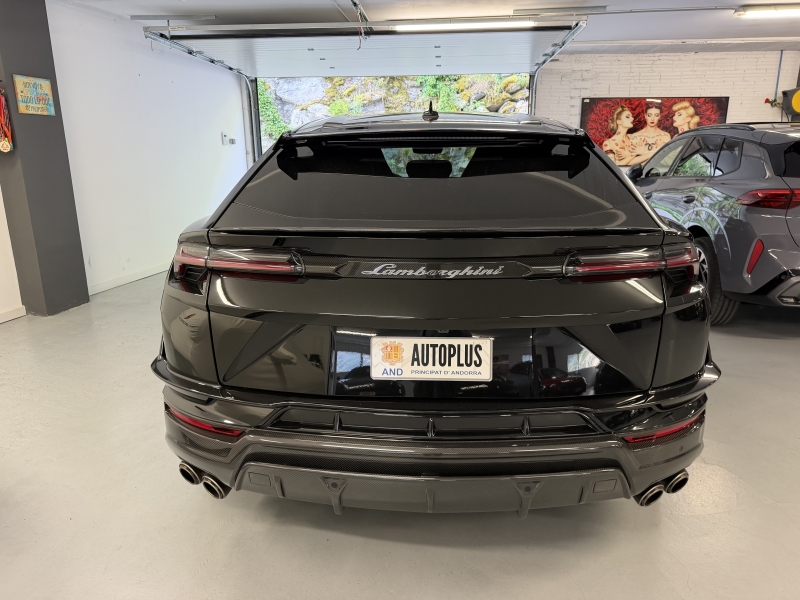 PERFORMING LAMBORGHINI URUS