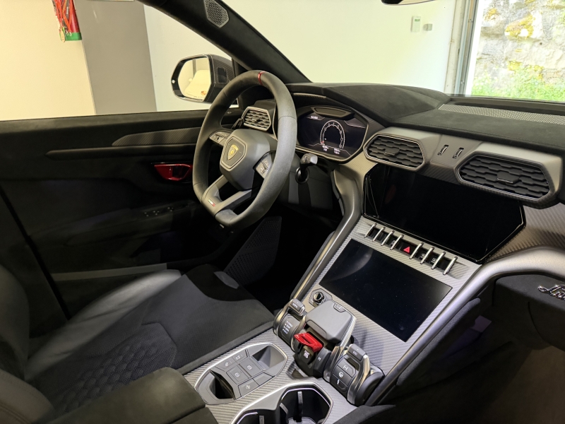 PERFORMING LAMBORGHINI URUS