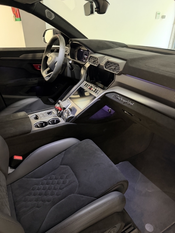 PERFORMING LAMBORGHINI URUS