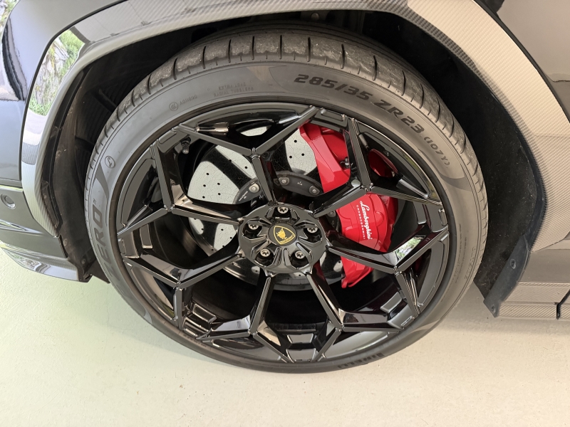 PERFORMING LAMBORGHINI URUS