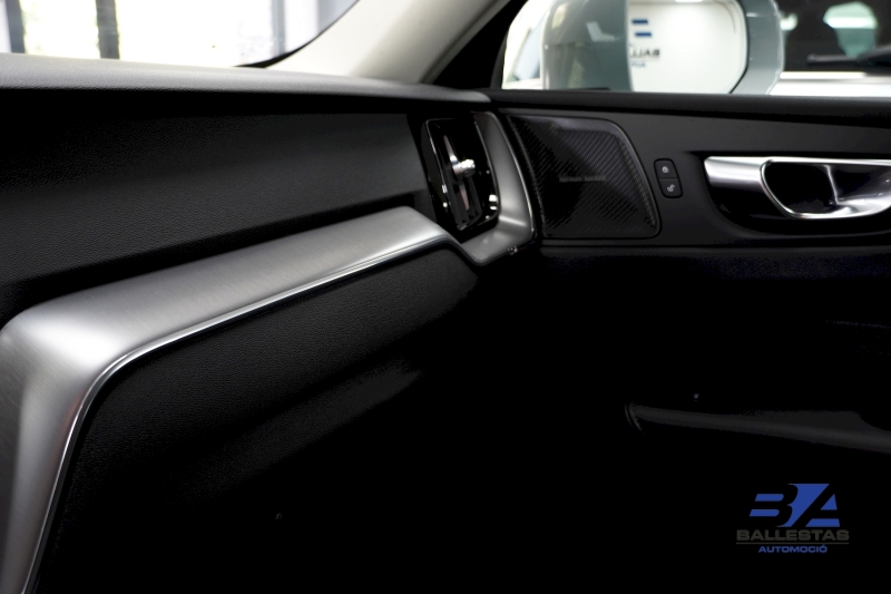 VOLVO XC60 B5 AWD 250 HP