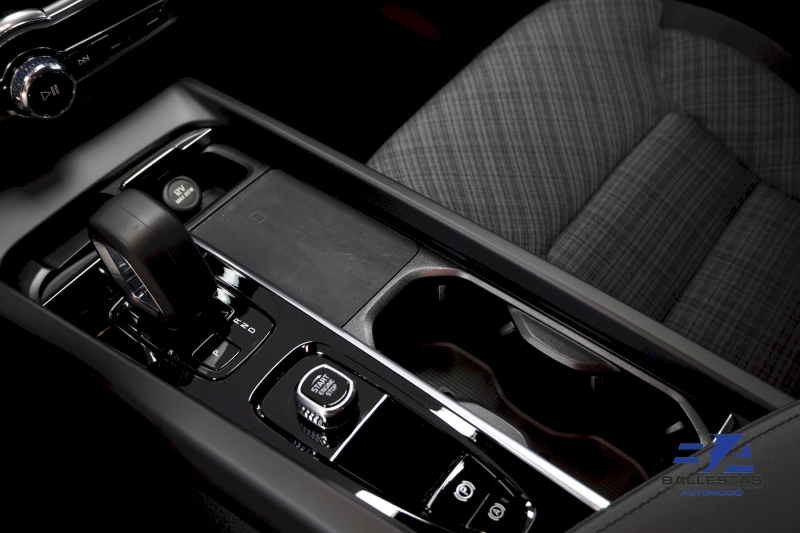 VOLVO XC60 B5 AWD 250 HP