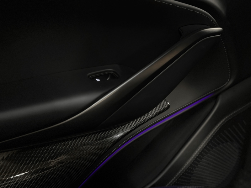 Aston Martin DBX 707