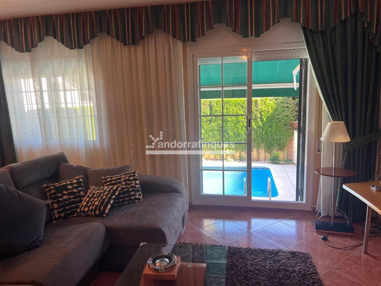 Corner terraced house with sea views 2 minutes from the beach