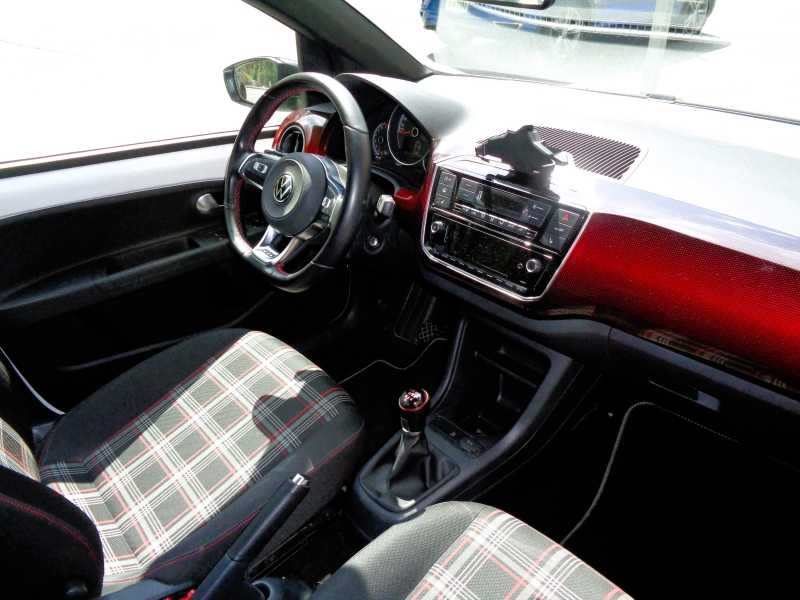 VOLKSWAGEN UP! GTI