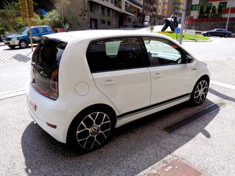 VOLKSWAGEN UP! GTI