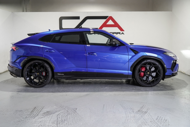 PERFORMING LAMBORGHINI URUS