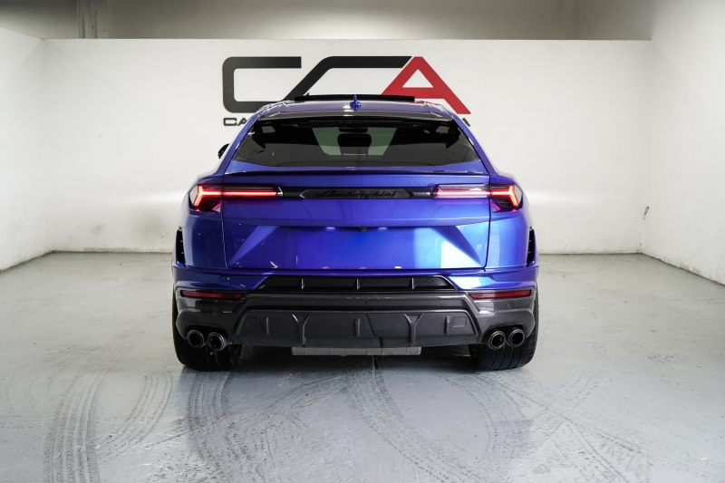 PERFORMING LAMBORGHINI URUS