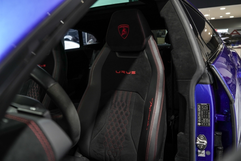 PERFORMING LAMBORGHINI URUS