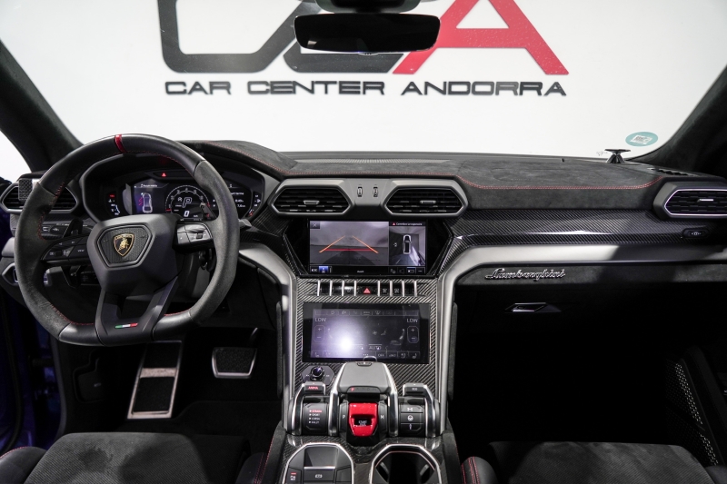 PERFORMING LAMBORGHINI URUS