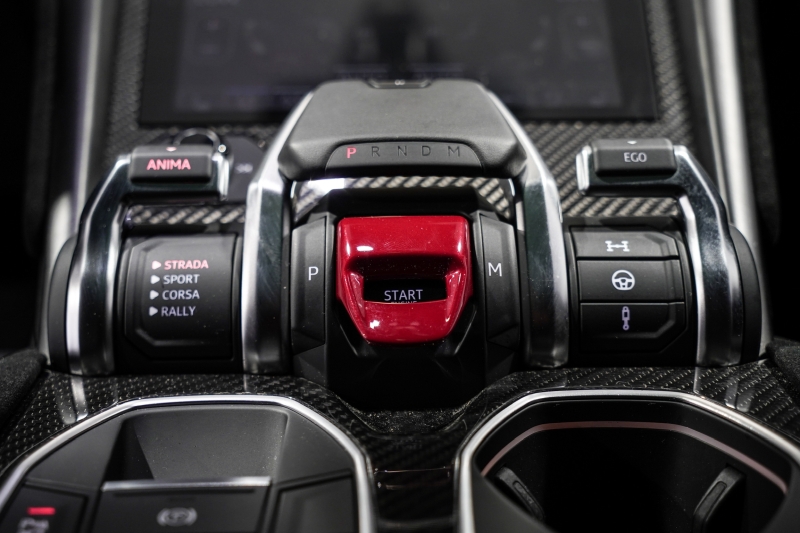 PERFORMING LAMBORGHINI URUS