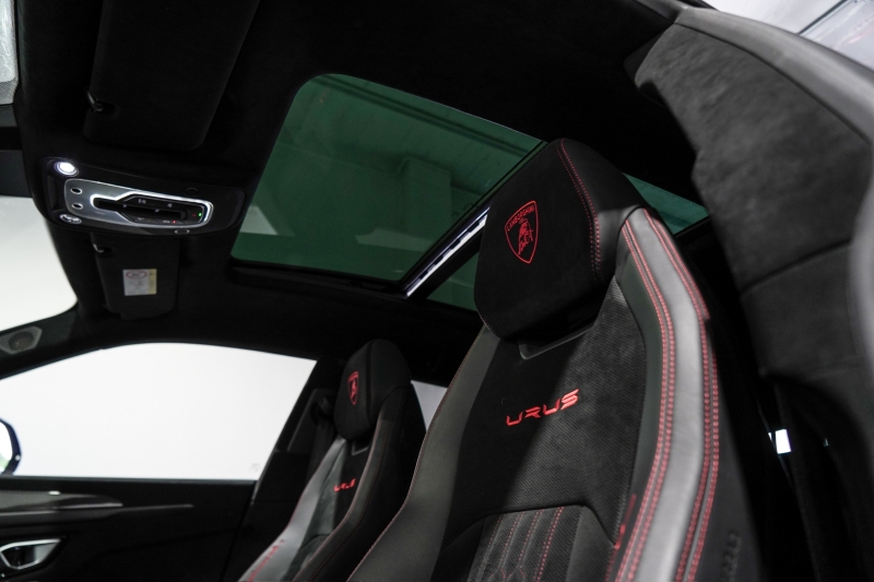 PERFORMING LAMBORGHINI URUS
