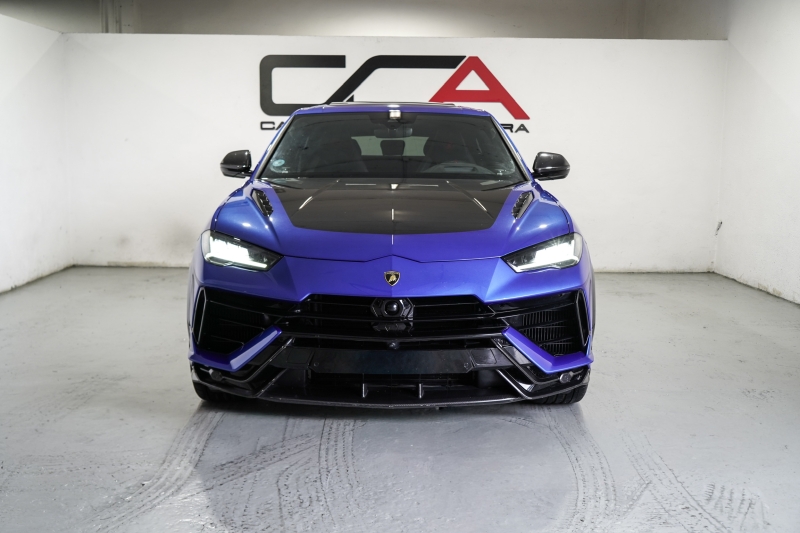 PERFORMING LAMBORGHINI URUS