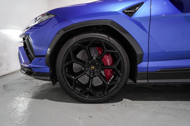 PERFORMING LAMBORGHINI URUS