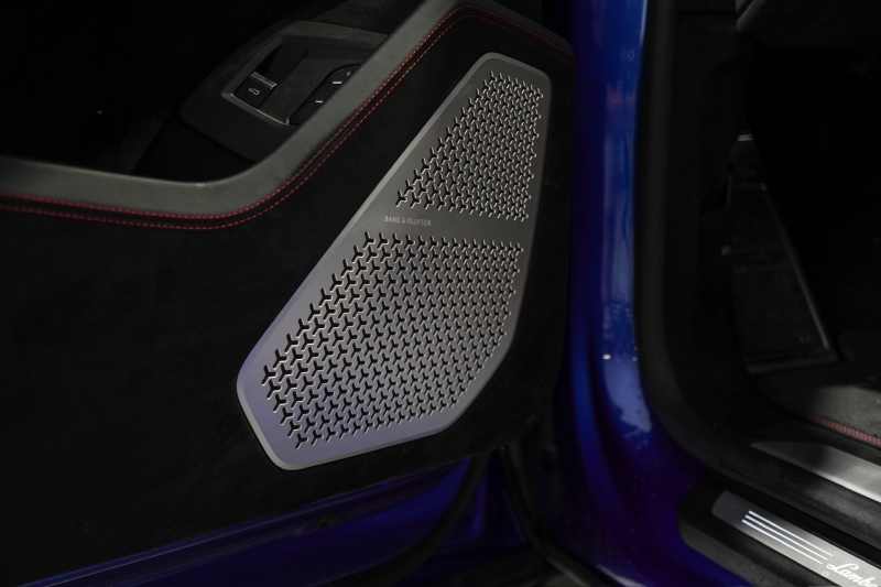 PERFORMING LAMBORGHINI URUS