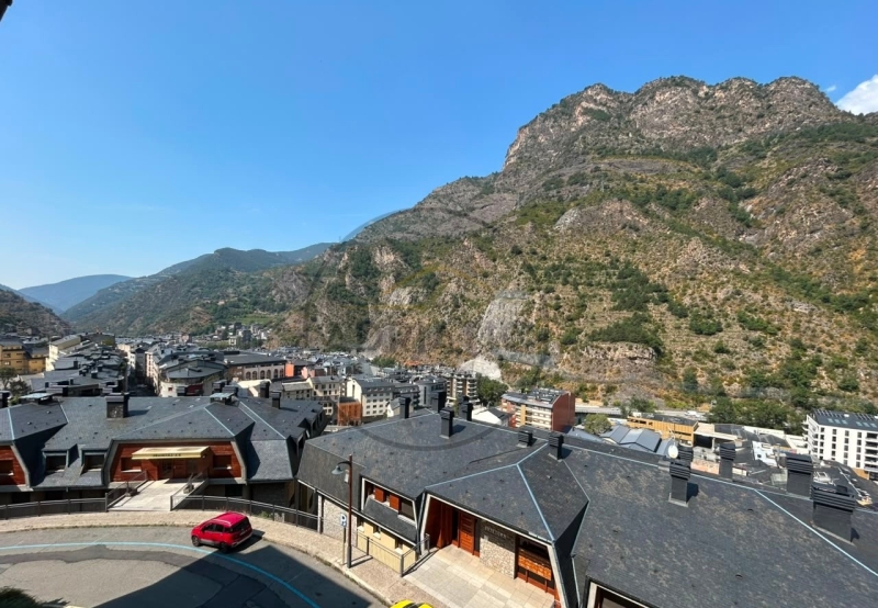 Amplitude, light and spectacular views in Sant Julià de Lòria
