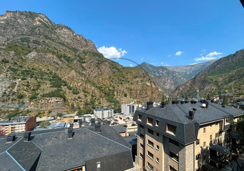 Amplitude, light and spectacular views in Sant Julià de Lòria