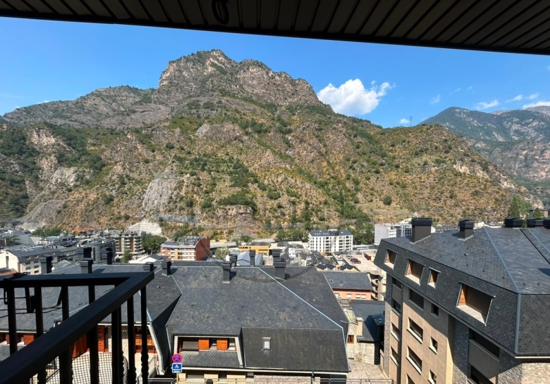 Amplitude, light and spectacular views in Sant Julià de Lòria