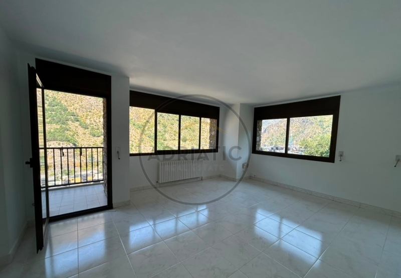 Amplitude, light and spectacular views in Sant Julià de Lòria