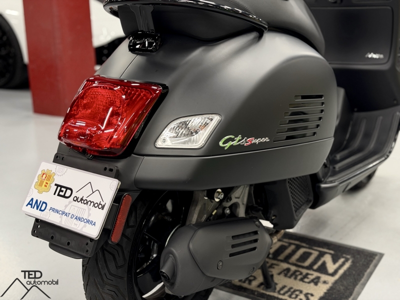 Vespa 125 Night