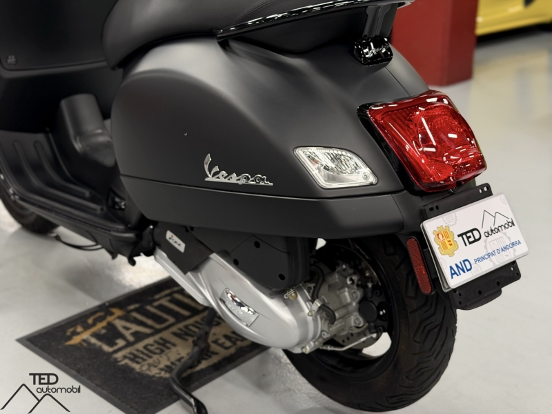 Vespa 125 Night